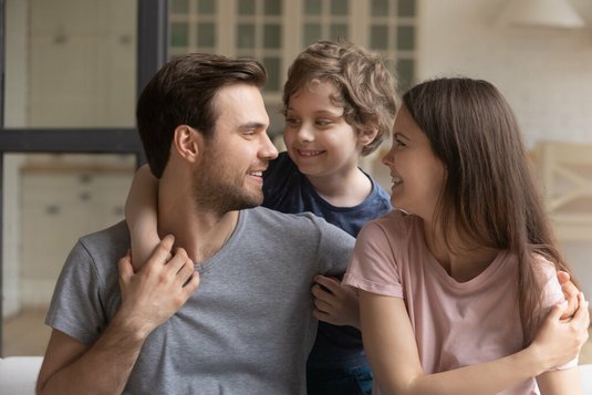 Vater mit Sohn und Tochter im Arm