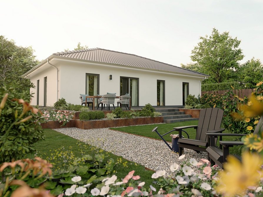 Klassischer Bungalow 110 von Town & Country Haus mit gepflegtem Gartenweg, farbenfrohen Blumen und bodentiefer Fensterfront