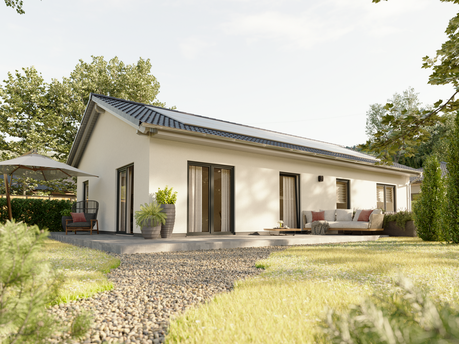 Gartenansicht des Bungalow 100 mit überdachter Terrasse, großen Fensterelementen und gemütlichem Sitzbereich inmitten gepflegter Natur.
